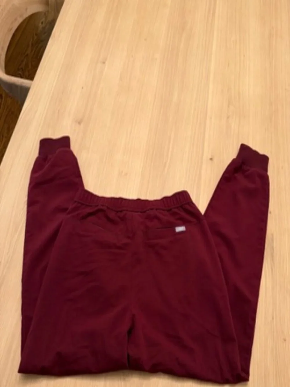 Figs Tansen Jogger Scrub Pant in Burgundy size Small